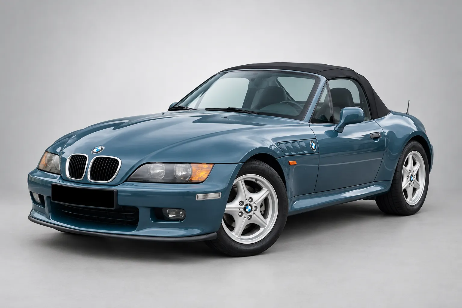 BMW Z3 roadster bleu métallisé, vue trois-quarts avant en studio
